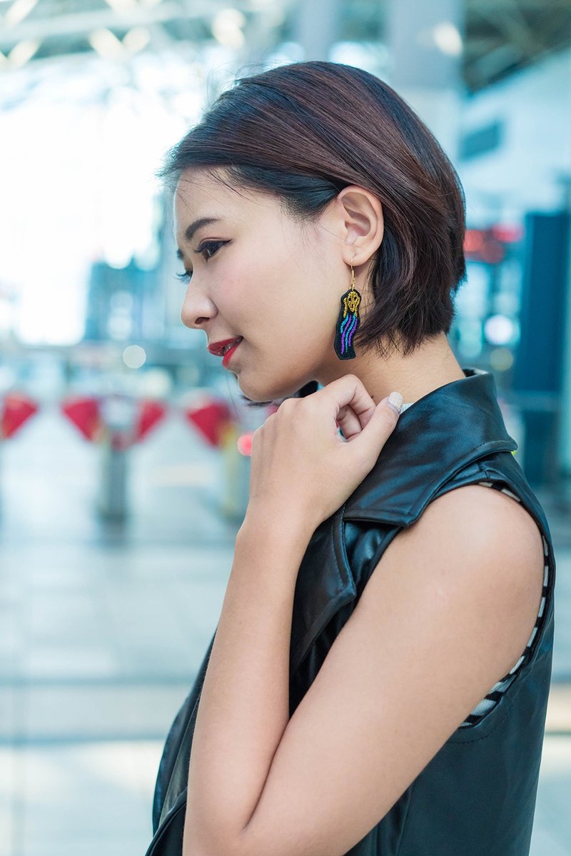 刺绣耳针耳环“孟克” - 耳环/耳夹 - 绣线 多色