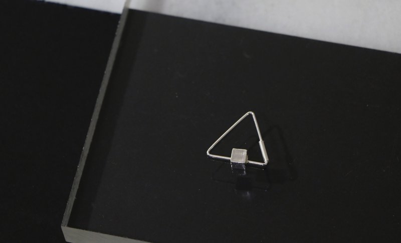 归鱼|基础系列| 三角线系列耳环-正方体(单边) - 耳环/耳夹 - 纯银 