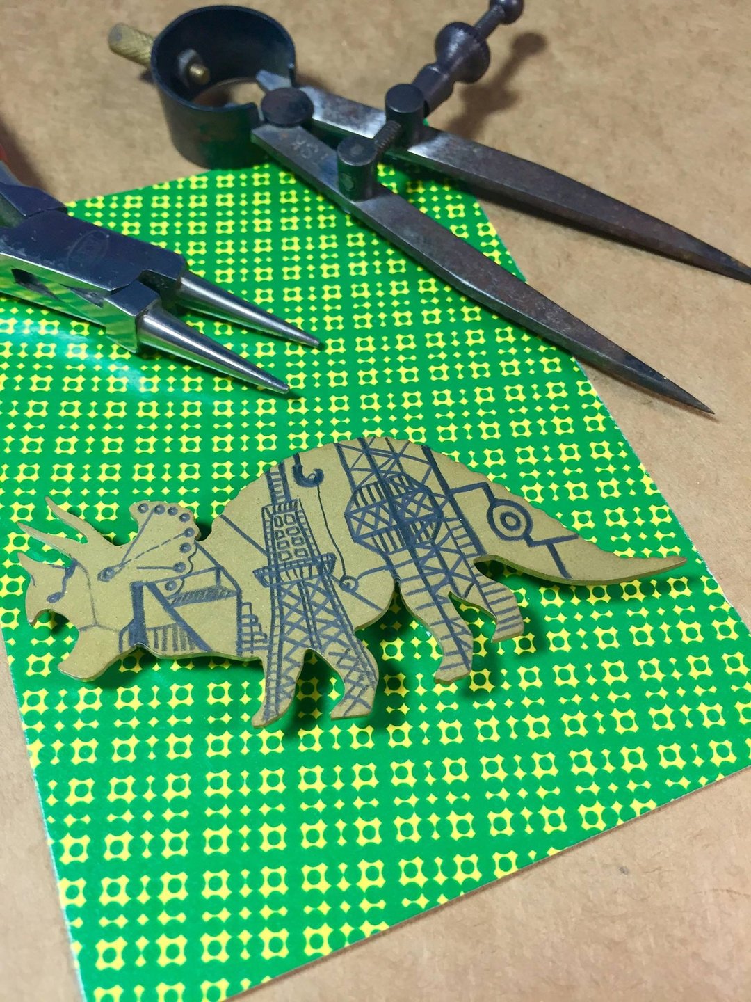 Dino Pin－三角龙 - 胸针 - 其他金属 金色