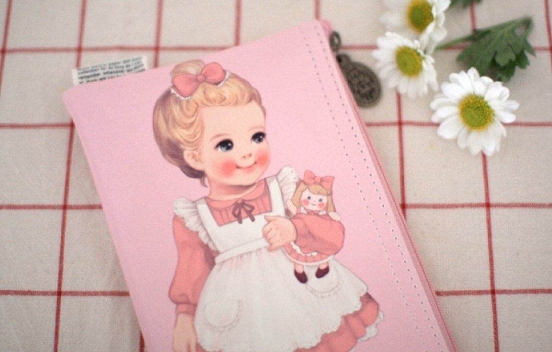 韩国【Afrocat】paper doll mate pouch2〈Julie〉复古娃娃 长型 笔袋 可爱 铅笔盒 万用 - 铅笔/自动铅笔 - 真皮 粉红色