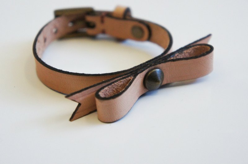 粉肤色软牛皮蝴蝶结 佐黑色侧边 古铜色铆钉与扣环 手环 PdB纽约手作皮件 - 手链/手环 - 真皮 粉红色