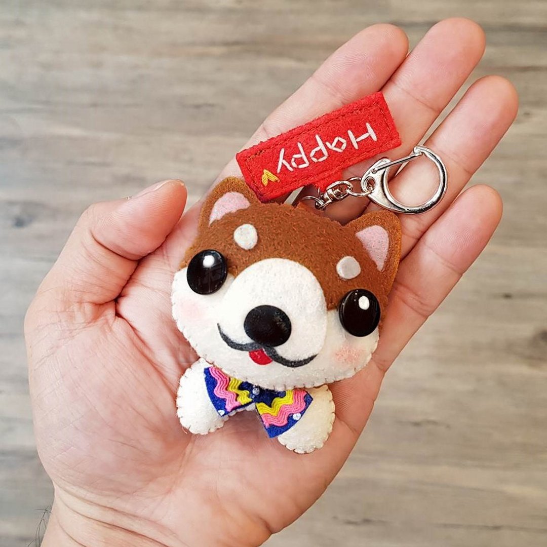 巧手猫x城市猫 柴犬 纯手缝 定制名字 布偶吊挂饰钥匙圈 生日礼物 - 钥匙链/钥匙包 - 聚酯纤维 咖啡色