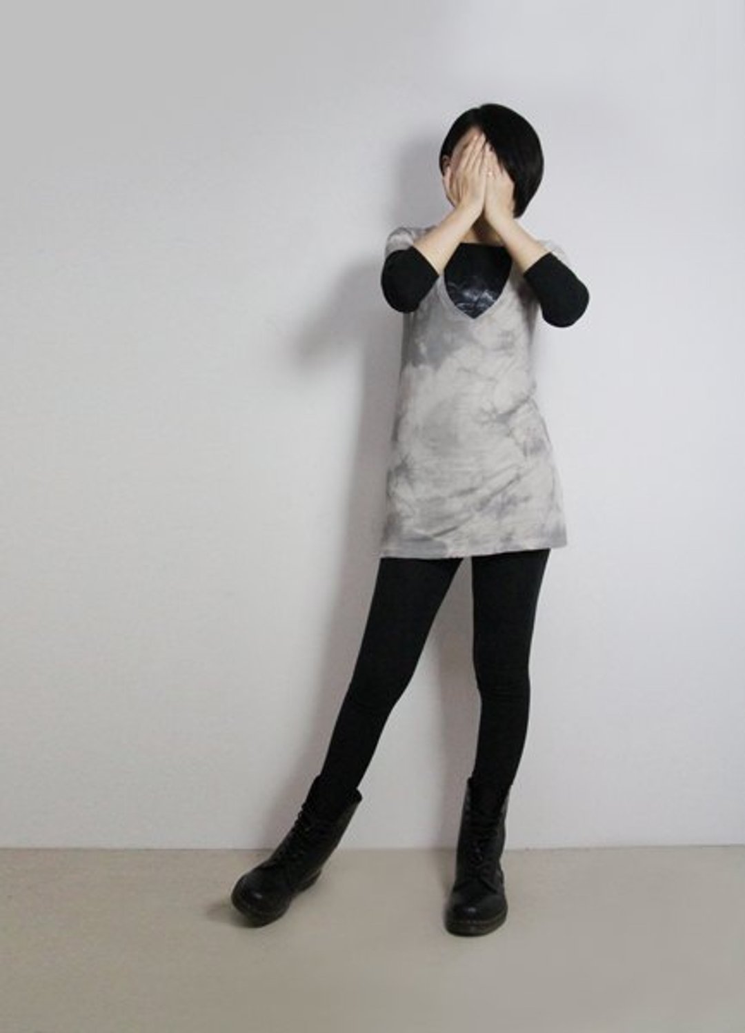 I . A . N Design 草木云染 紫草-浅灰紫 大V领长版短袖T 纯天然 100% 有机棉 Organic Cotton - 女装 T 恤 - 植物．花 灰色