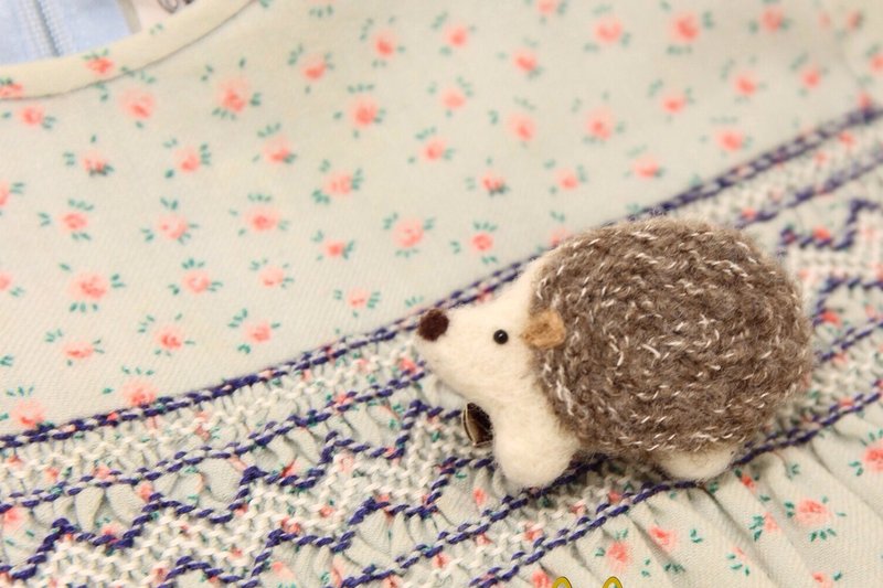 Round and round hedgehog brooch - 胸针 - 羊毛 卡其色