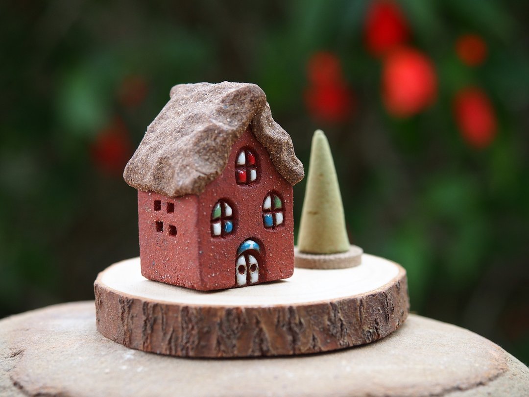 【幸福村 Happy Village】 -超可爱陶手作童话小屋/含木头底座 +薰香/3件1组 - 摆饰 - 其他材质 