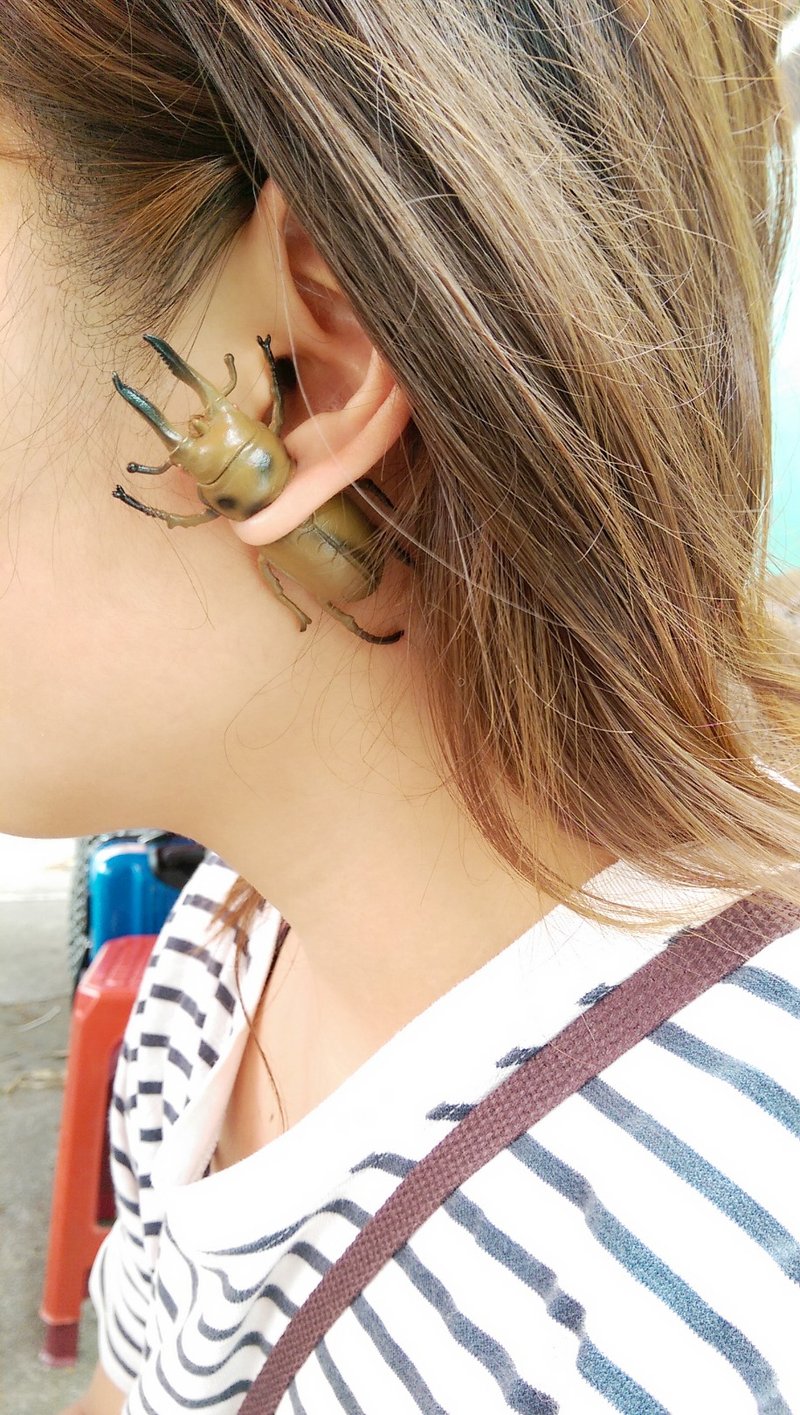 台湾原创 Double M 魔幻昆虫耳环 - 耳环/耳夹 - 塑料 卡其色