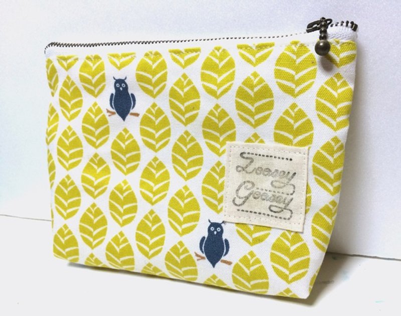 Leaves and hide-and-seek * owl pouch: cotton canvas - 化妆包/杂物包 - 棉．麻 白色