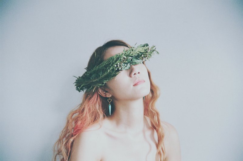 Marygo［看起来坏坏的可是很有爱心］篓空金色线星星蓝绿彩色卯钉耳环 - 耳环/耳夹 - 其他金属 多色