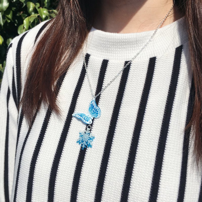 ‘冬日限定’夜光版-雪花纷飞白纹冰蓝手绘蝴蝶雪花颈链 - 颈链 - 塑料 蓝色