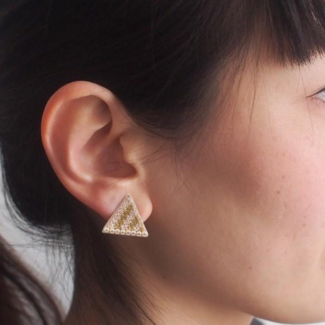 stud earrings "stripe triangle" gold - 耳环/耳夹 - 绣线 金色