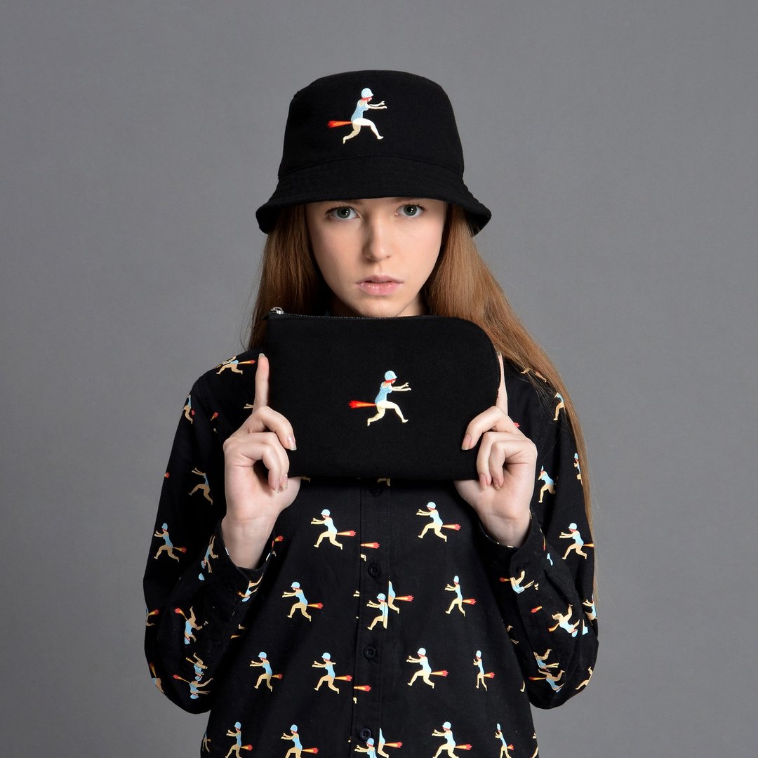 YIZISTORE 手拿包 双面呢刺绣收纳包-黑色放屁 - 化妆包/杂物包 - 其他材质 