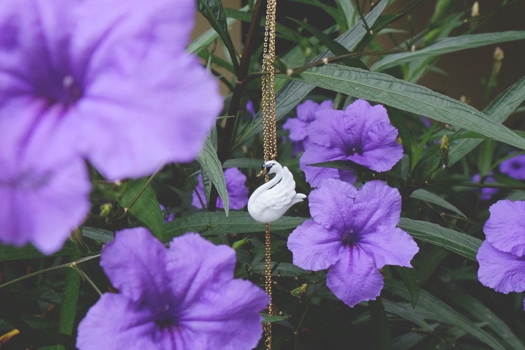 Swan Pendent Necklace, Handmade hi-quality enamel jewellery. - 项链 - 铜/黄铜 白色