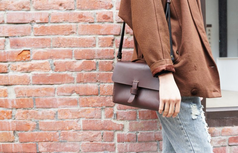 ‘限量手缝’简约侧背包（可放微单眼） - 侧背包/斜挎包 - 真皮 咖啡色