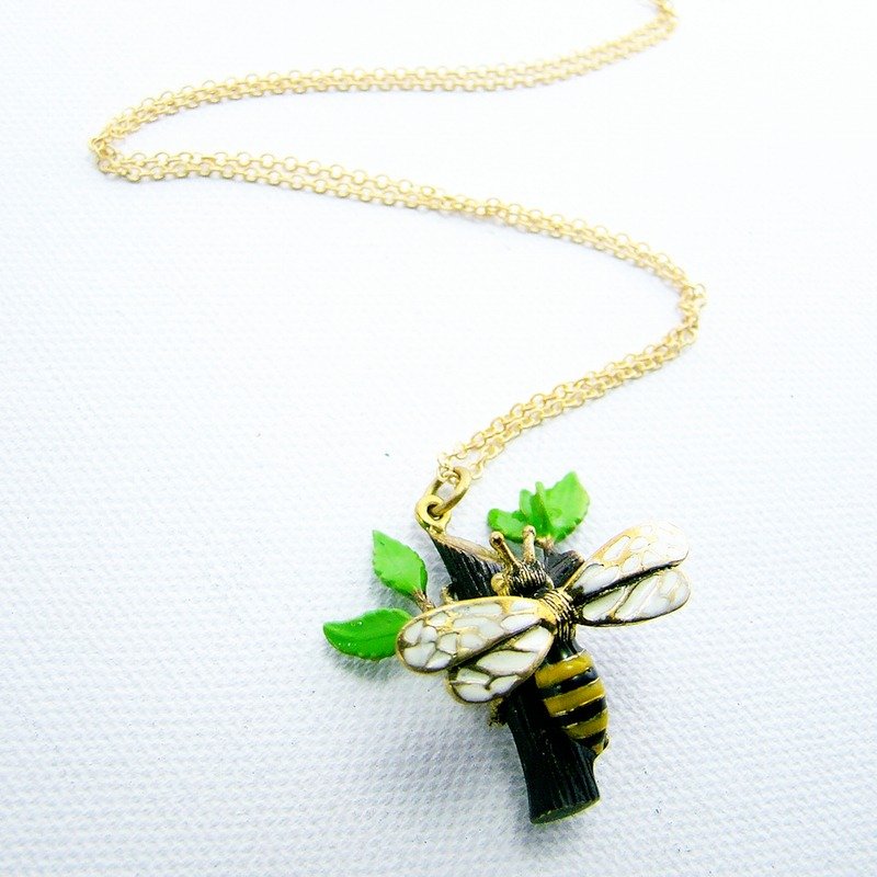 Bee on branch pendant in brass and enamel color ,Rocker jewelry ,Skull jewelry,Biker jewelry - 项链 - 其他金属 