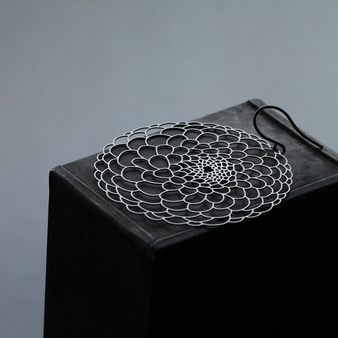 黑大理花耳环 Dahlia Earrings (M) - 耳环/耳夹 - 其他金属 