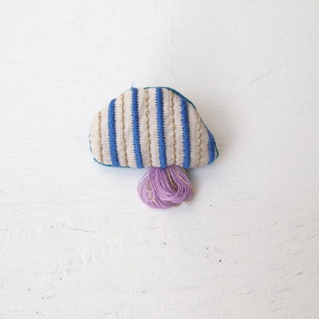 Jellyfish Brooch 019 [Made to Order] - 胸针 - 其他材质 卡其色
