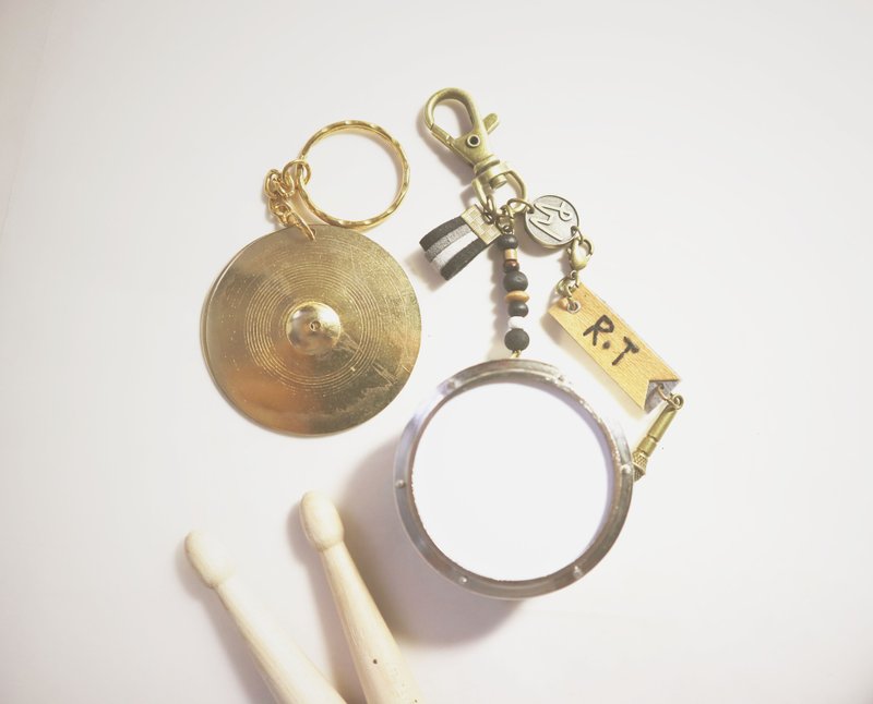 迷你乐器开团制作预定登记 = 定金$100下单页面 (预购登记日期到6/26日截止 预购延长1日至6/27止) 预定享85折 - 2个再赠吉他海报乙张(价值$495) - 吊饰 - 其他金属 卡其色