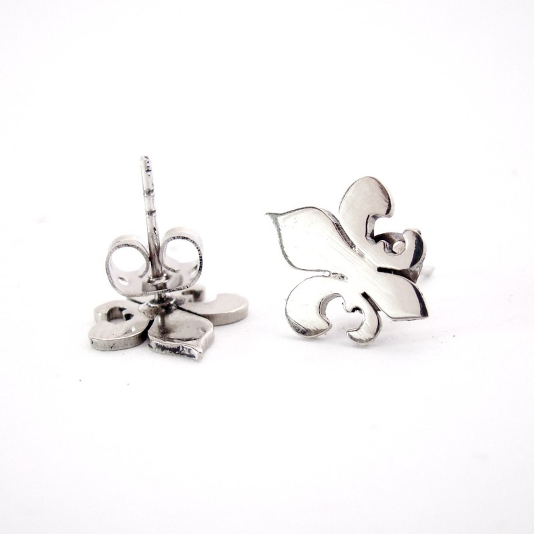Scout badge studs earrings in white bronze handmade by hand sawing - 耳环/耳夹 - 其他金属 