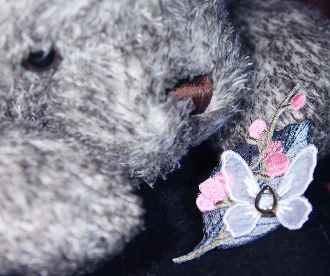 Butterfly  embroidery pin 蝶恋花 树叶扣针 - 胸针 - 其他材质 灰色