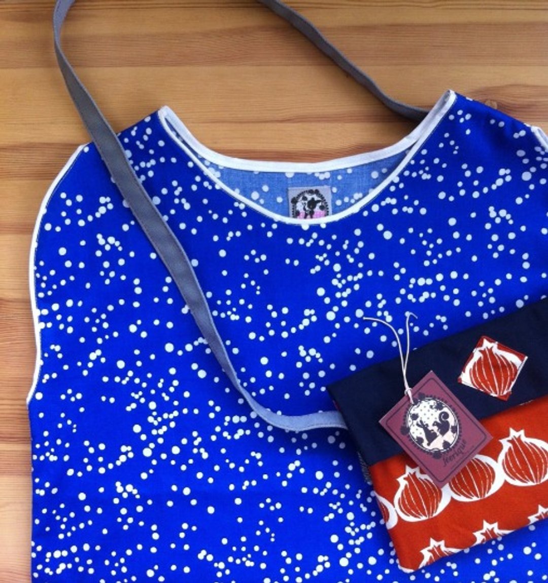 Handmade cut shirt Japanese cotton sleeveless striped blue and white dots cute Cobalt Blue Polka Dot original handmade / Japanese cotton fabric sleeveless shirt / top / tank top / blouse / shirt / free size. - 女装背心 - 棉 蓝色