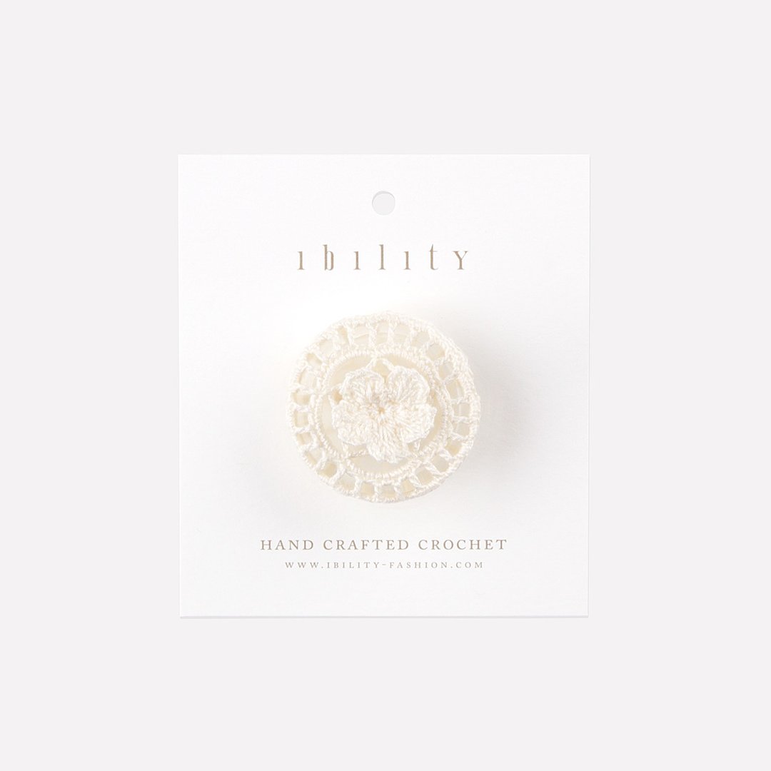 手钩花形胸针 / Blossom, button brooch with flower-shape crochet - 胸针 - 塑料 白色