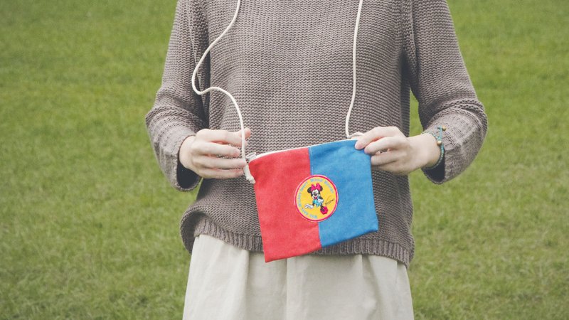 ::斜背小包:: 麂皮质感拼接米妮刺绣徽章 - 徽章/别针 - 其他材质 红色