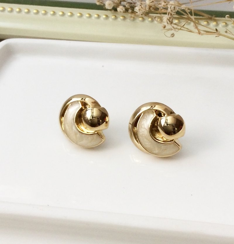 复古手工耳环 金色【日落的马德里】 - 耳环/耳夹 - 塑料 金色