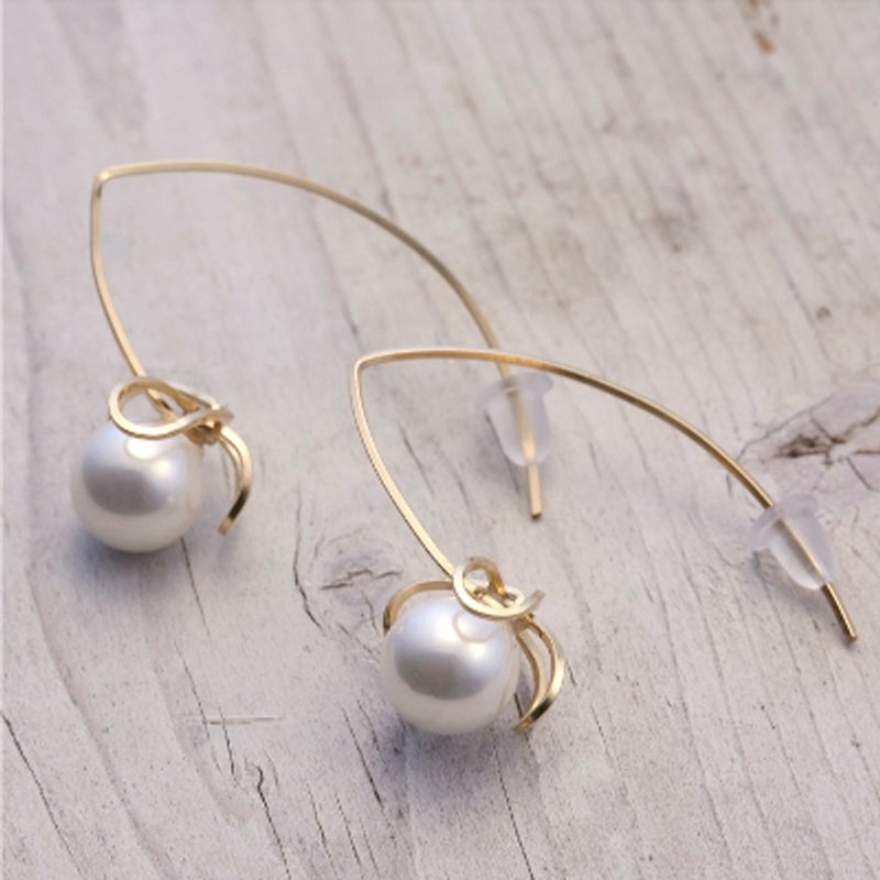 The unique flower earrings-14kgf & Shell Pearl-AkebiaPr01 - 耳环/耳夹 - 其他金属 白色