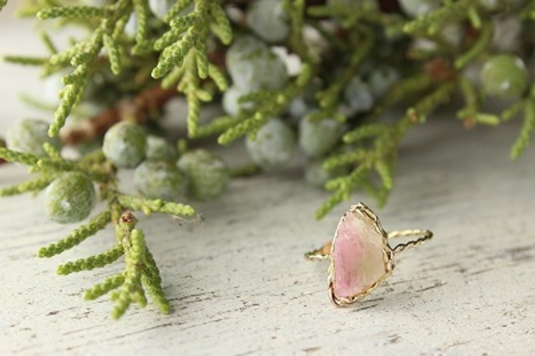 Ring / milky color tourmaline gemstone ring - 戒指 - 其他金属 粉红色
