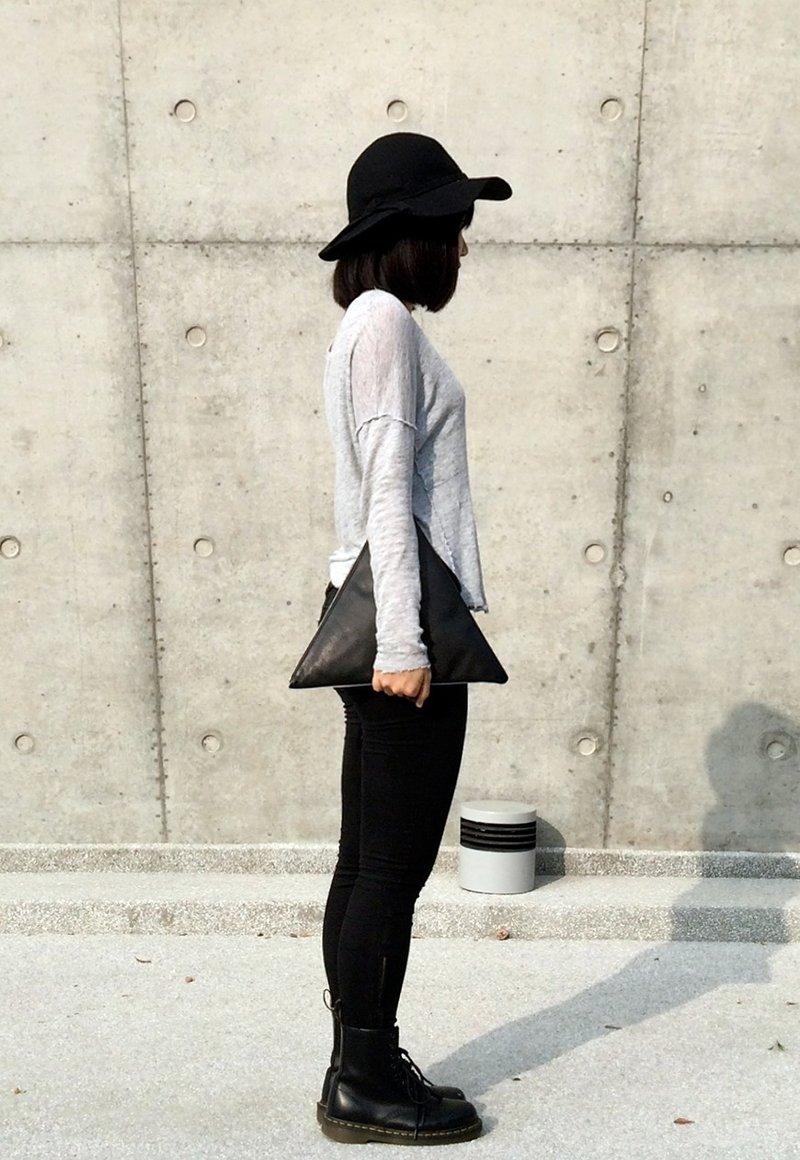 TAT三角形 玩味 简约 型格 中性 限量 黑白双面 手拿包 WHY SO SERIOUS ? 系列 - 手拿包 - 真皮 黑色