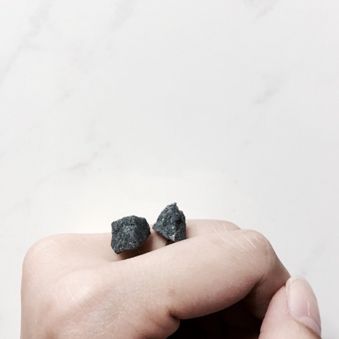∎ Stone Earring ∎ - 耳环/耳夹 - 其他材质 灰色
