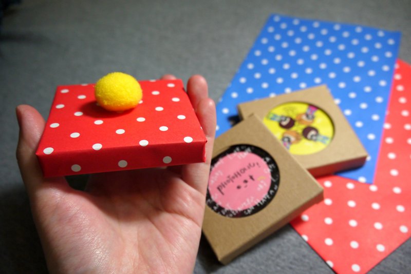 圣诞/交换礼物 小圆镜一秒换俏皮包装 - 彩妆刷具/镜子/梳子 - 塑料 红色