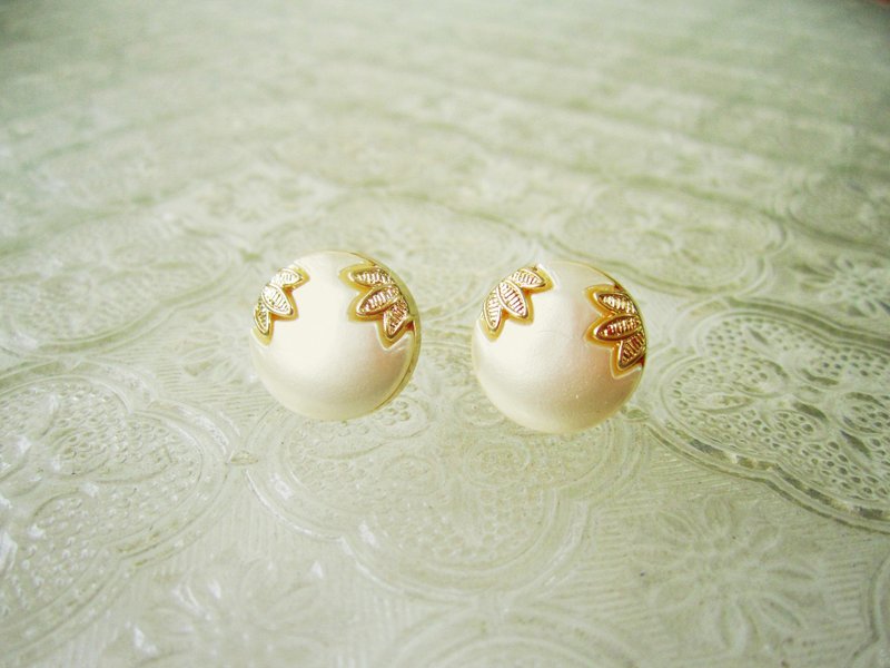 〆纯银针耳环_闭月羞花 - 耳环/耳夹 - 塑料 白色