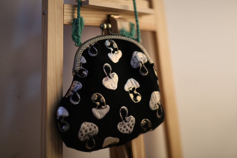 独家vintage孤品 手工口金手提包坏品味精品刺绣蘑菇怪形口金小包 - 侧背包/斜挎包 - 其他材质 黑色