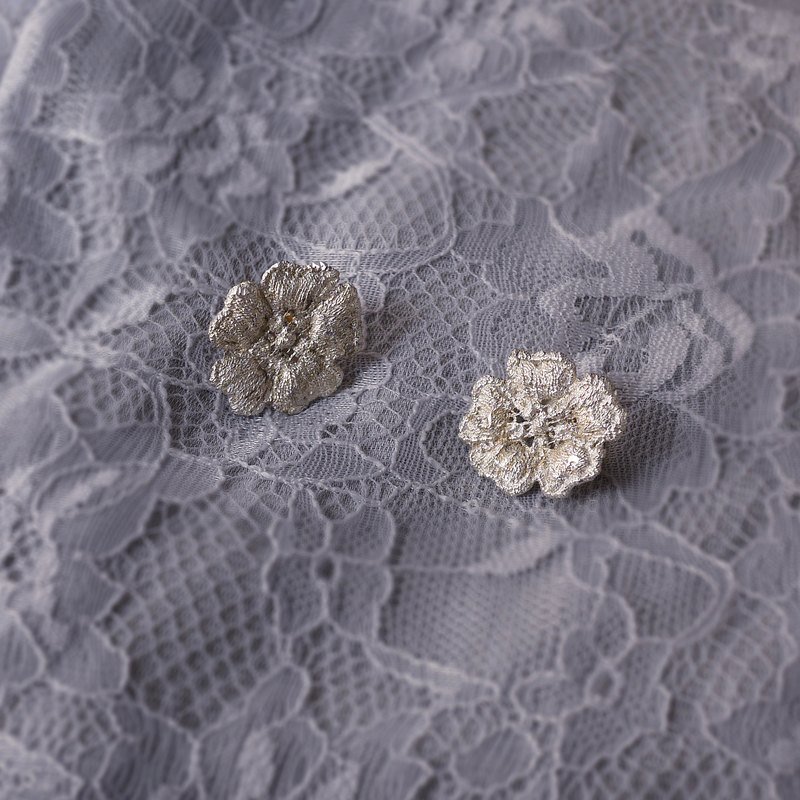 礼物_纯银贵金属_法式蕾丝花单边耳环 925纯银  Choccy - 耳环/耳夹 - 其他金属 银色