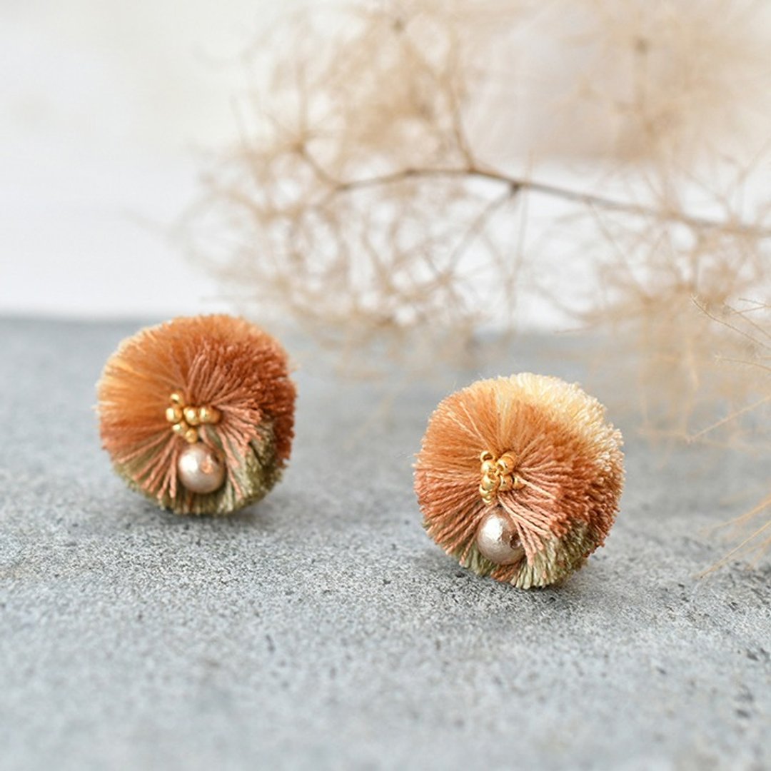 毛毛球耳环 / Pompon tassel earring - 耳环/耳夹 - 其他材质 金色