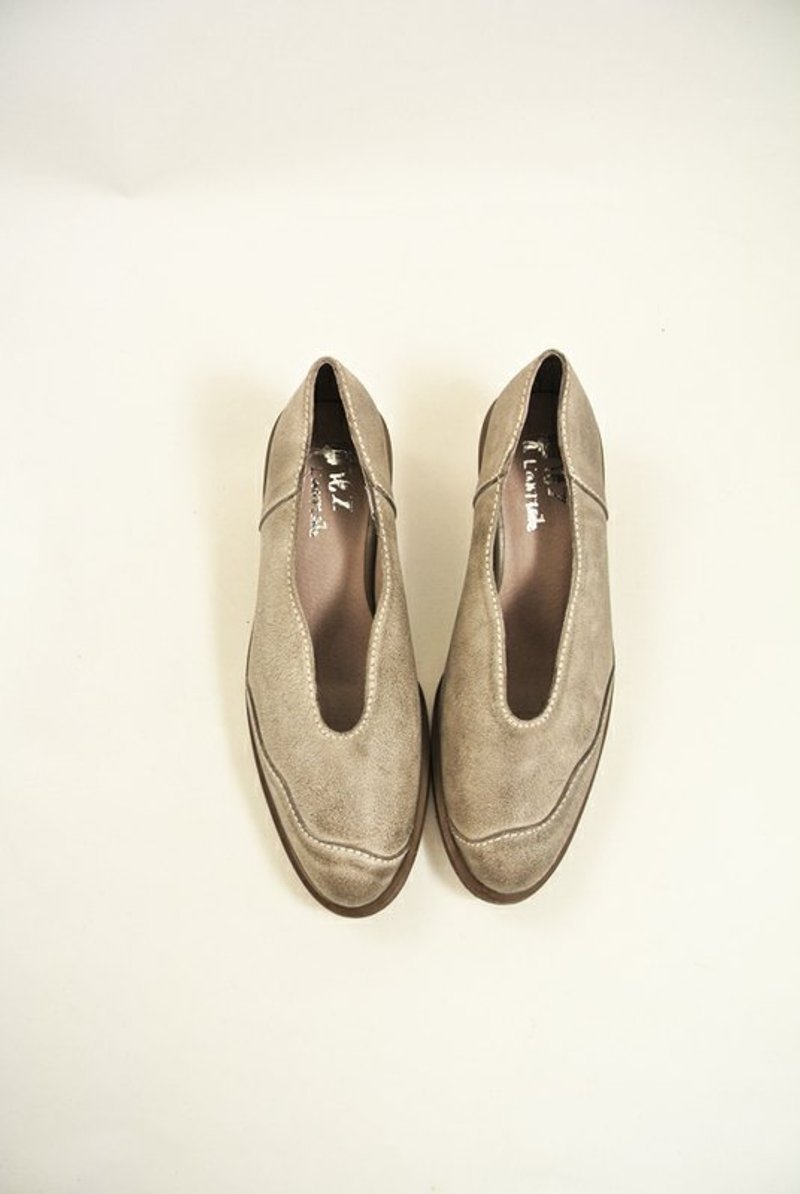 去动物园郊游会唱歌。浅灰腊牛皮V领翘头平底鞋。 - 女款休闲鞋 - 真皮 灰色