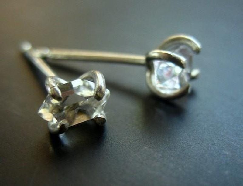 Herkimer diamond post earrings Silver - 耳环/耳夹 - 其他金属 