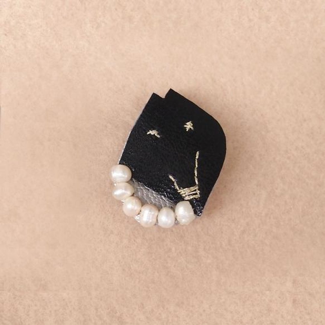 Small brooch fox sisters Gome [Made to order] - 胸针 - 其他材质 黑色