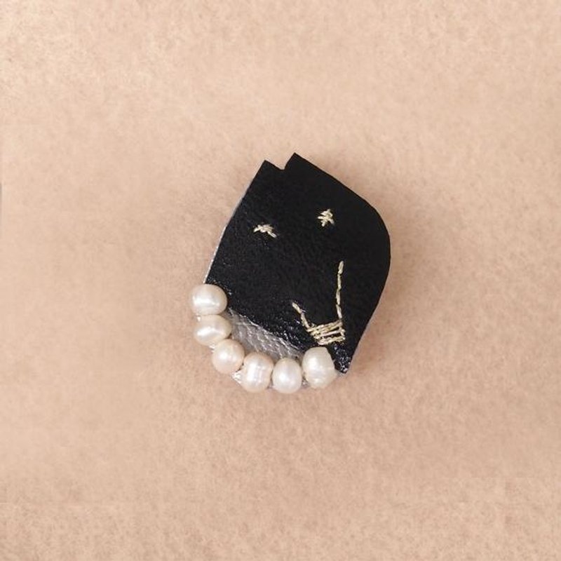 Small brooch fox sisters Gome [Made to order] - 胸针 - 其他材质 黑色