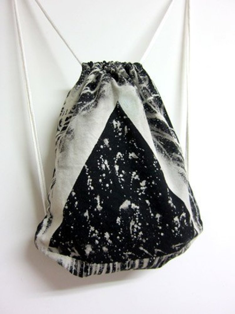 暗黑三角-手染束口后背包 - 束口袋双肩包 - 棉．麻 黑色