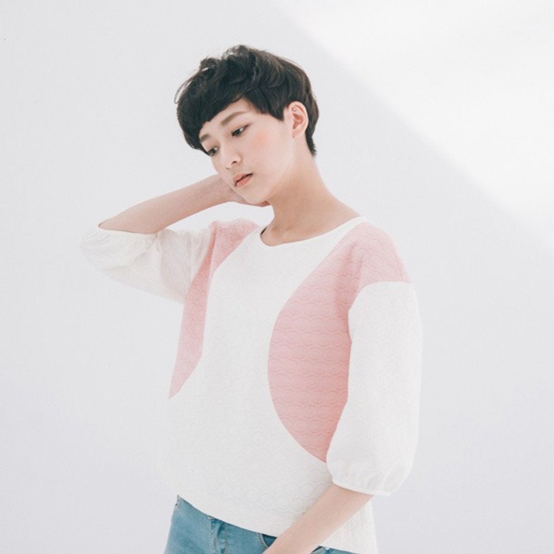 许许儿♪茧型撞色拼接造型上衣-白 - 女装上衣 - 其他材质 白色