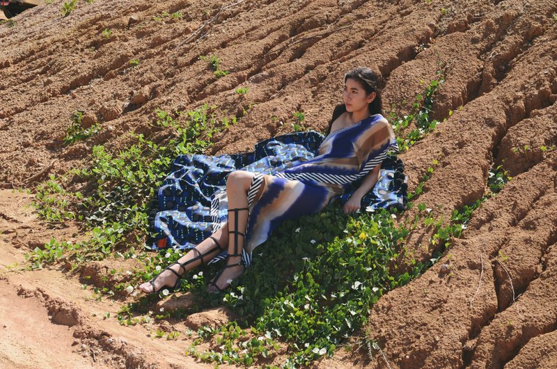 不如今天狂野点 'LUNA' 渐层斜肩罩衫（one size) - 女装休闲/机能外套 - 其他材质 蓝色