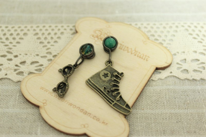 Wing Wing手做饰品 复古青铜配件 夹式耳环订做(帆布鞋、相机、生活用品) - 耳环/耳夹 - 其他金属 