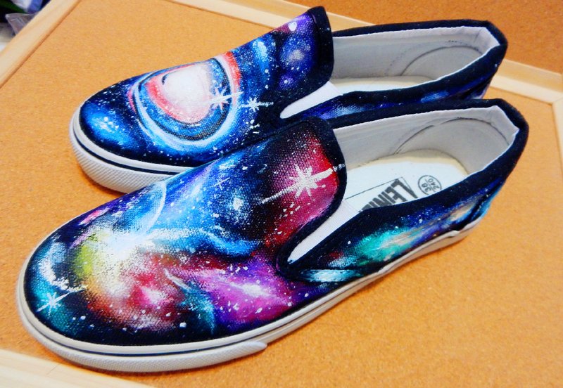 god leading手作-【手工纯 手绘鞋】缤纷多色宇宙  Draws 手は描きます 懒人休闲鞋 使用MIT 台湾制富发牌 - 女款休闲鞋 - 防水材质 多色