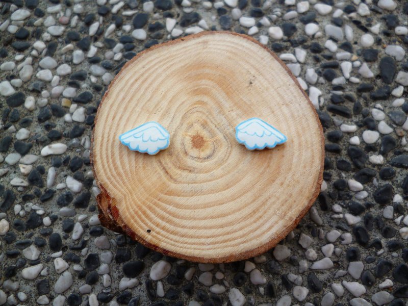 Fei，story - 手绘翅膀耳环(A款) 防过敏耳针/耳夹 - 耳环/耳夹 - 塑料 白色