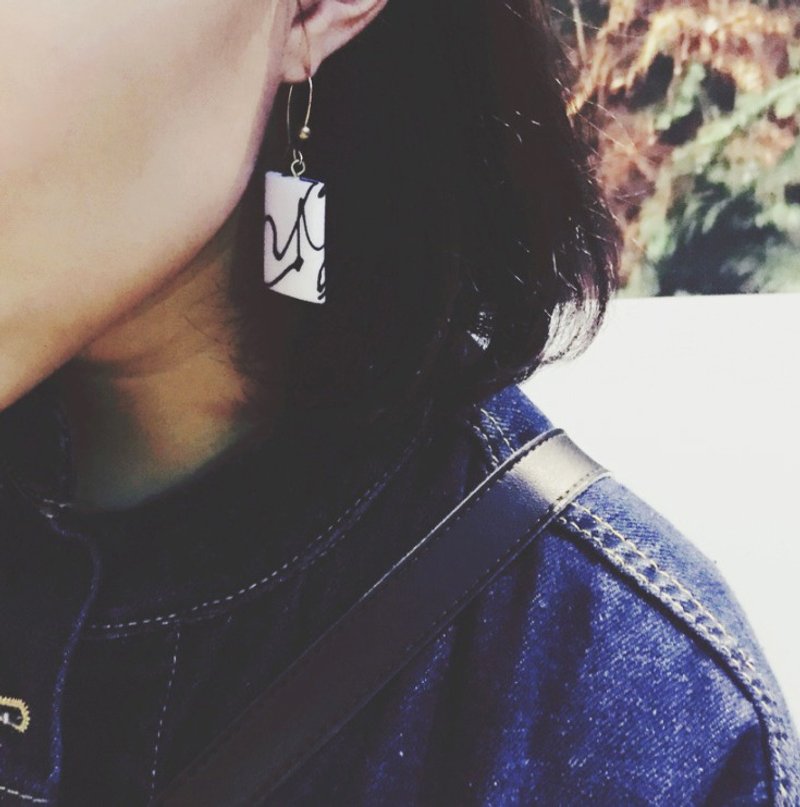 Marygo［白色勾勒黑线条］金色耳环 - 耳环/耳夹 - 其他金属 