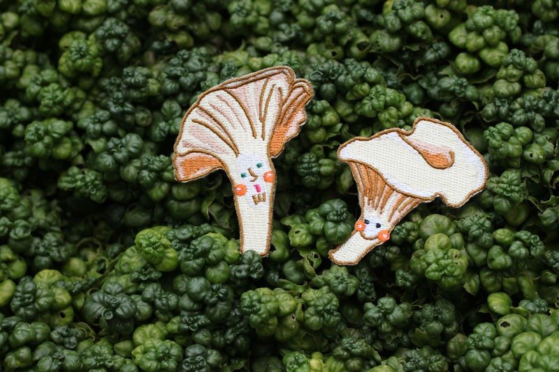 瑞典森林里的黄金：鸡油菇电绣布章（大小菇蝴蝶扣胸针款合购组） - 胸针 - 其他材质 黄色