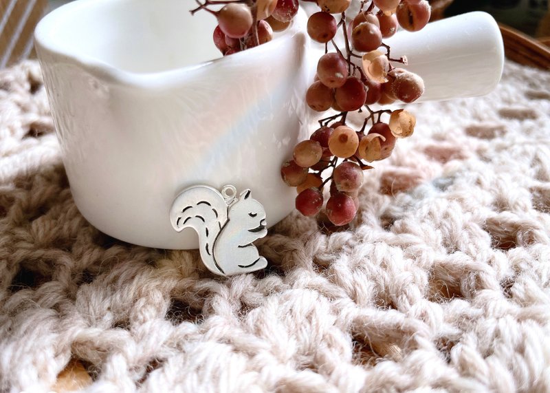 纯银**图画系列=松鼠祈祷 /16~18寸纯银链**纯手作 - 项链 - 纯银 银色