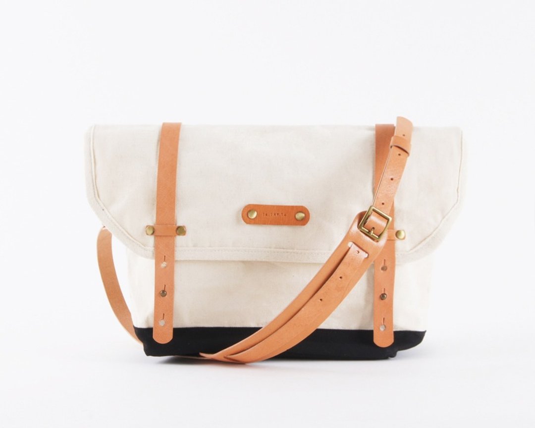 Toy Bag : 白色帆布黑色底的皮制手提带斜背邮差包 - 侧背包/斜挎包 - 其他材质 白色